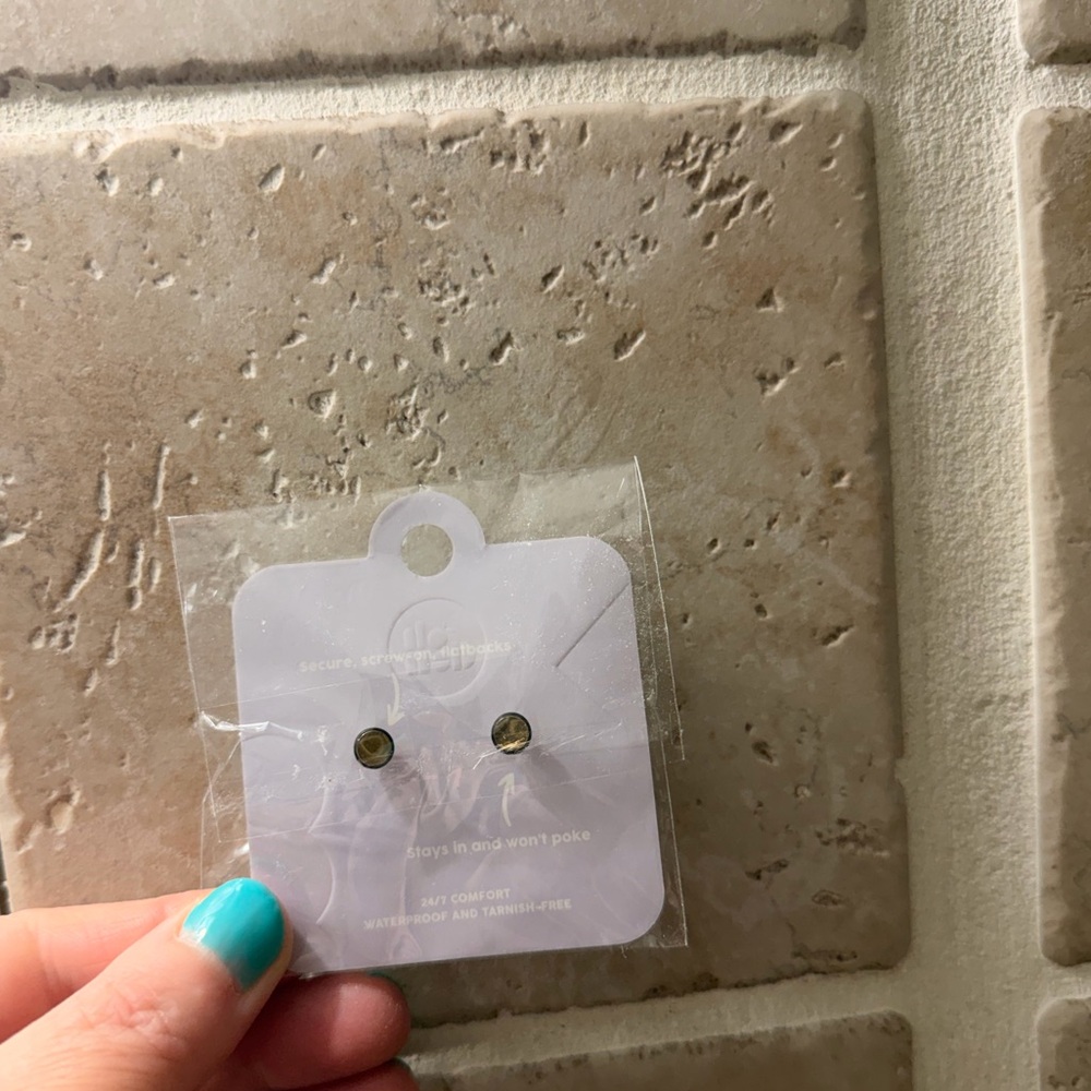 Oh Clem Pear Earrings🤍 - Picture 3 of 3